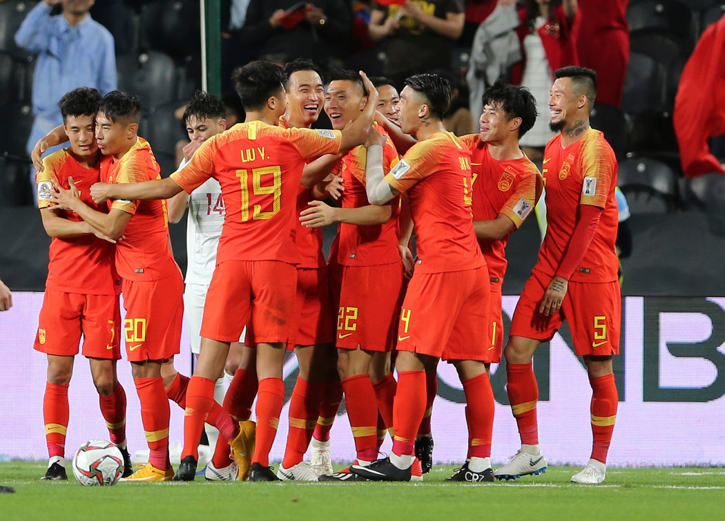 成都蓉城教练组现场观战中韩战，徐正源、金亨镒在场
